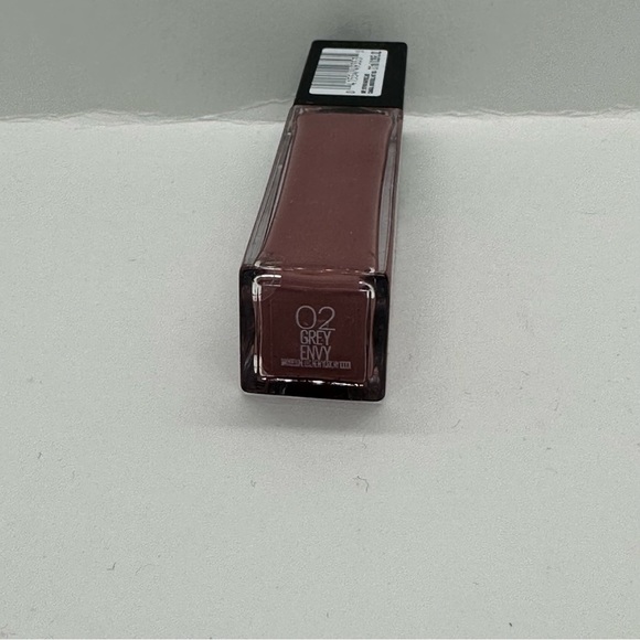 New Maybelline Color Sensational Vivid Matte Liquid Lipstick #02 Grey Envy - Picture 3 of 3